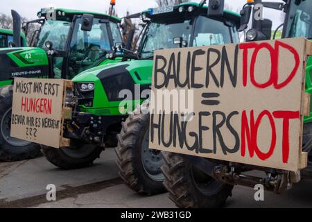 Bauernproteste in Ludwigshafen am Rhein: Große Kundgebung von Landwirten aus der Südpfalz und der Vorderpfalz an der Friedrich-Ebert-Halle *** Bauernproteste in Ludwigshafen am Rhein große Demonstration von Landwirten aus der Südpfalz und der Vorderpfalz in der Friedrich-Ebert-Halle Copyright: xx Stockfoto