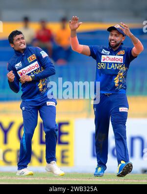 Colombo, Sri Lanka. Januar 2024. Der Sri Lankas Jeffrey Vandersay (L) feiert mit seinem Teamkollegen Sadeera Samarawickrama (R), nachdem er am 08. Januar 2024 im R. Premadasa Stadium in Colombo den Wicket des sikandar Raza (nicht im Bild) im zweiten eintägigen internationalen Cricket-Spiel zwischen Sri Lanka und Simbabwe erobert hat. Viraj Kothalwala/Alamy Live News Stockfoto