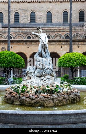 Tritonbrunnen oder Fontana del Tritone neben der Kathedrale in der Altstadt von Monreale, Palermo, Sizilien, Italien Stockfoto