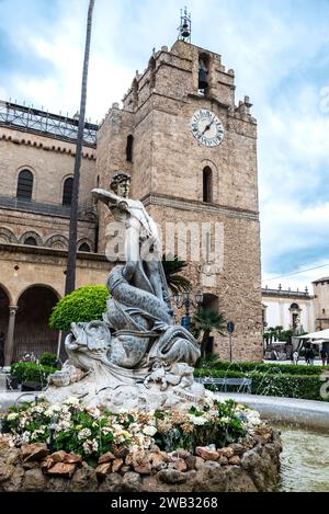 Fassade der Kathedrale von Monreale oder di Santa Maria Nuova und der Tritonbrunnen oder Fontana del Tritone in der Altstadt von Monreale, Palermo, Sicil Stockfoto