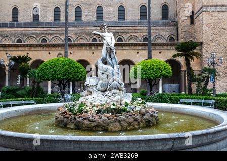 Tritonbrunnen oder Fontana del Tritone neben der Kathedrale in der Altstadt von Monreale, Palermo, Sizilien, Italien Stockfoto