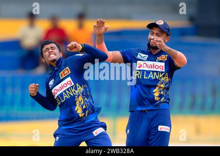 Colombo, Sri Lanka. Januar 2024. Der Sri Lankas Jeffrey Vandersay (L) feiert mit seinem Teamkollegen Sadeera Samarawickrama (R), nachdem er am 08. Januar 2024 im R. Premadasa Stadium in Colombo den Wicket des sikandar Raza (nicht im Bild) im zweiten eintägigen internationalen Cricket-Spiel zwischen Sri Lanka und Simbabwe erobert hat. Viraj Kothalwala/Alamy Live News Stockfoto