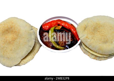 Eingelegte gebratene Aubergine, grüner Pfeffer, traditionelle ägyptische Frühstückssandwiches mit zerdrückten Fava-Bohnen, gebratene knusprige Falafel-Kugeln, gebratene Kartoffeln Stockfoto