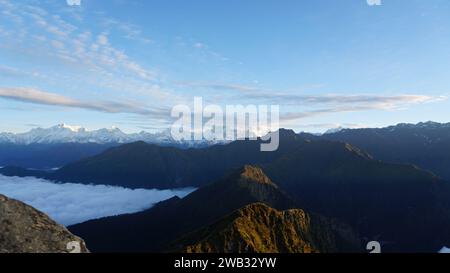 Ein atemberaubender Blick auf eine von Wolken umhüllte Bergkette. Chandrashila, Uttarakhand, Indien Stockfoto