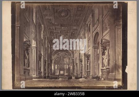 Fotoproduktion eines Gemäldes, das das Innere des Sint-Jan van Lateranen in Rom darstellt, ca. 1875 - ca. 1900 Fotografie Italien fotografischer Support Albumendruck Innenraum der Kirche Sint-Jan van Lateranen Stockfoto