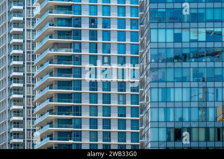 Moderne Hochhäuser mit Glasfassaden und Balkonen in urbaner Umgebung Stockfoto