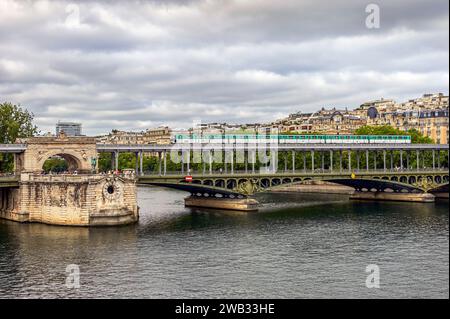 Zug auf der Bir Hakeim Brücke, Paris Stockfoto