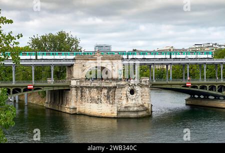 Zug auf der Bir Hakeim Brücke, Paris Stockfoto