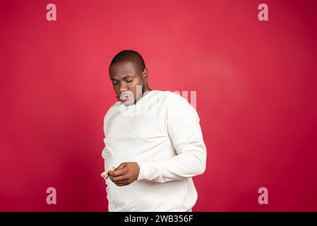 Armutskrise-Konzept. Trauriger Mann ohne Geld. Kein Geld. Ein Kerl mit seinem letzten Geld Stockfoto