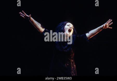 Gwyneth Jones (Elektra) in ELEKTRA an der Royal Opera, Covent Garden, London WC2 27/06/1988 Musik: Richard Strauss Libretto: Hugo von Hofmannsthal nach Sophocles Dirigent: Gerd Albrecht Designer: Isabel Lambert Regie: Rudolf Hartmann Stockfoto