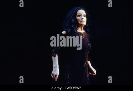 Gwyneth Jones (Elektra) in ELEKTRA an der Royal Opera, Covent Garden, London WC2 27/06/1988 Musik: Richard Strauss Libretto: Hugo von Hofmannsthal nach Sophocles Dirigent: Gerd Albrecht Designer: Isabel Lambert Regie: Rudolf Hartmann Stockfoto