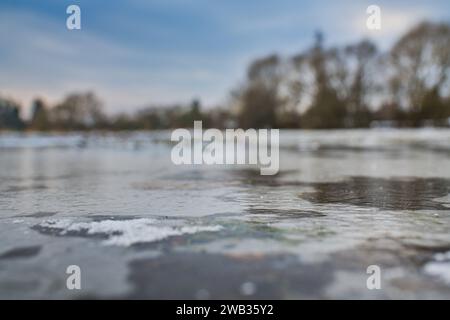 Ein gefrorenes Feld in Tetcice, Region Brünn, Tschechische Republik, 8. Januar 2024. Das aktuelle Frostwetter kann in einigen Gebieten zu Schäden an Winterfrüchten führen. (C Stockfoto