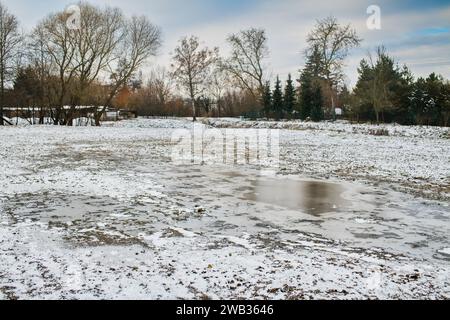 Ein gefrorenes Feld in Tetcice, Region Brünn, Tschechische Republik, 8. Januar 2024. Das aktuelle Frostwetter kann in einigen Gebieten zu Schäden an Winterfrüchten führen. (C Stockfoto