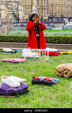 London, Großbritannien. Januar 2024. Dianne Abbott zollt ihren Respekt: Der Parliament Square ist voller gefalteter Outfits, die 2023 im Rahmen der Kampagne „Don't Stop Your Future“ von Idris Elba auf dem Parliament Square verloren gingen. Er schloss sich den Familien und Aktivisten der Opfer an, um die Kampagne zu starten, die darauf abzielt, mehr Maßnahmen zur Vorbeugung von Messerkriminalität zu fordern. Guy Bell/Alamy Live News Stockfoto