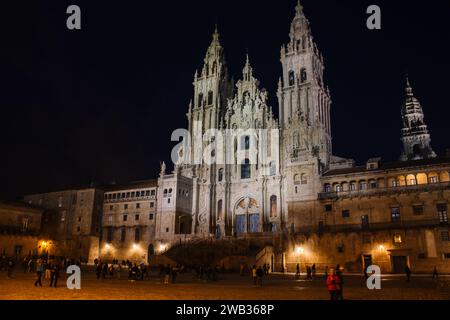 Kathedrale St. Jakobsdom mit Beleuchtung in Santiago de Compostela, Spanien. Berühmte Kathedrale auf dem Jakobsweg bei Nacht. Pilgerkonzept. Stockfoto