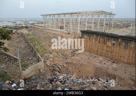 GHANA, Accra, Jamestown, Bau eines neuen Fischereihafens durch die chinesische Firma CRCC China Railway Construction Corporation Limited und China Aid / GHANA, Accra, Bau eines neuen Fischerei Hafens durch chinesische Baufirma CRCC und China Aid in Jamestown Stockfoto