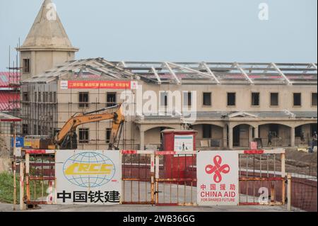 GHANA, Accra, Jamestown, Bau eines neuen Fischereihafens durch die chinesische Firma CRCC China Railway Construction Corporation Limited und China Aid, New quais und Fischverarbeitungs- und Kühlanlagen / GHANA, Accra, Bau eines neuen Fischerei Hafen durch chinesische Baufirma CRCC und China Aid in Jamestown, neue Kaianlagen mit Fischverabeitungs- und Kühlhallen Stockfoto