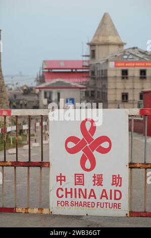 GHANA, Accra, Jamestown, Bau eines neuen Fischereihafens durch die chinesische Firma CRCC China Railway Construction Corporation Limited und China Aid, New quais und Fischverarbeitungs- und Kühlanlagen / GHANA, Accra, Bau eines neuen Fischerei Hafen durch chinesische Baufirma CRCC und China Aid in Jamestown, neue Kaianlagen mit Fischverabeitungs- und Kühlhallen Stockfoto