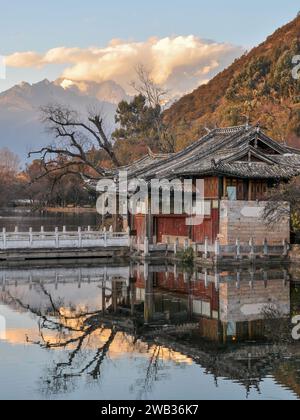 Die Winterlandschaft spiegelt sich im ruhigen Wasser des Black Dragon Pools mit dem Jade Dragon Snow Mountain im Hintergrund. Altstadt Von Lijiang, Yunnan, China Stockfoto