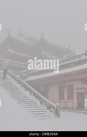 Der Emei-Tempel ist im Winter mit dichtem Schnee bedeckt auf dem 10.000 Meter hohen Gipfel des heiligen Berges Emei. Sichuan, China Stockfoto