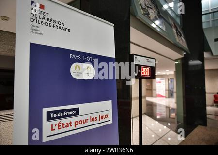 Paris, Paraguay. Januar 2024. Dieses Foto zeigt den Countdown für die Olympischen Spiele 2024 in Paris in der Präfektur Ile-de-France am 8. Januar 2024. Foto: Firas Abdullah/ABACAPRESS.COM Credit: Abaca Press/Alamy Live News Stockfoto