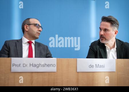 Bundespressekonferenz zur Gruendung der Partei Buendnis Sahra Wagenknecht - Vernunft und Gerechtigkeit und Vorschlag der Europa-Spitzenkandidaturen Fabio de Masi, Finanzexperte, ehem. MdEP und MDB gemeinsam mit Prof. Dr. Shervin Haghsheno, Hochschullehrer und Unternehmer bei der Bundespressekonferenz zur Gruendung der Partei Buendnis Sahra Wagenknecht - Vernunft und Gerechtigkeit und Vorschlag der Europa-Spitzenkandidaturen, Berlin , 08.01.2024 Berlin Berlin Deutschland *** Bundespressekonferenz zur Gründung der Partei Allianz Sahra Wagenknecht Vernunft und Gerechtigkeit und Vorschlag der Partei Stockfoto