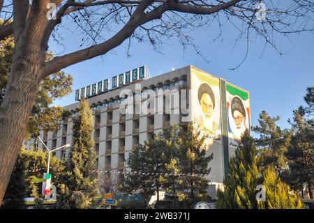 Wandmalerei von Imam Khomeini und Ali Khamenei im Kowsar Hotel (vor der Renovierung) in Isfahan, Iran Stockfoto