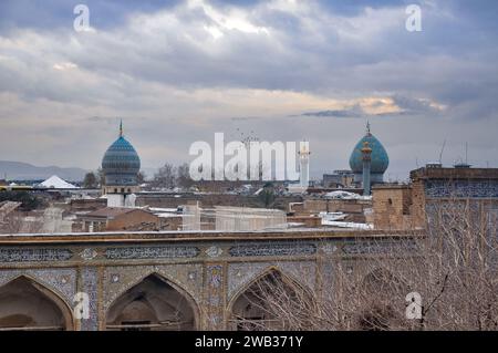 Kuppeln des Heiligen Schreins von Ali Ibn Hamzeh und des Mausoleums von Shah Cheragh in der Skyline von Shiraz, Provinz Fars, Iran Stockfoto