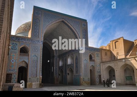 Kuppel und Eingang zur Mihrab-Kammer aus dem Innenhof der Jameh-Moschee aus dem 12. Jahrhundert in Yazd, Iran. Stockfoto