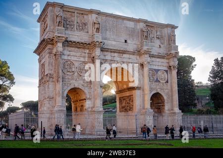 Rom, der Konstantinsbogen in der Nähe des Kolosseums. Arco di Costantino. Rom, Italien - 4. Januar 2024 Stockfoto