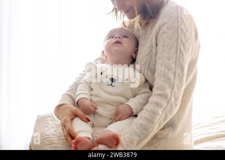 Glückliche Familie, neugeborenes Baby und ältere Brüder, Mutter zu Hause zu Weihnachten Stockfoto