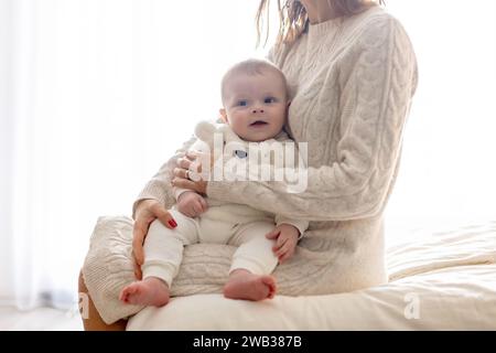Glückliche Familie, neugeborenes Baby und ältere Brüder, Mutter zu Hause zu Weihnachten Stockfoto