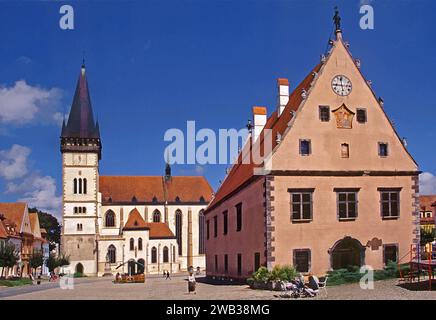 Basilika Saint Giles (Saint Egidius), 15. Jahrhundert, Rathaus, 16 Cent, heute Šariš Museum, Radnicne namestie (Rathausplatz), Bardejov, Slowakei Stockfoto