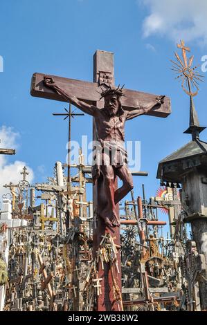 Kreuzhügel alias Kryžių kalnas, Šiauliai, Litauen. Nahaufnahme (Detail) von Jesus, der auf einem Holzkreuz gekreuzigt wurde Stockfoto