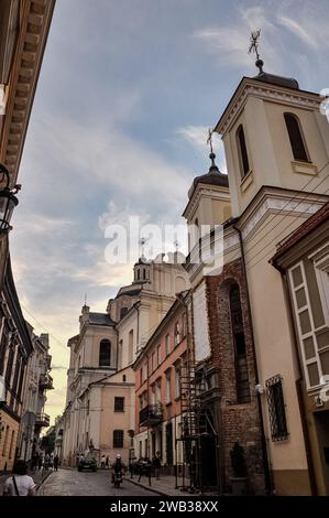 Das Heiligtum der göttlichen Barmherzigkeit und die Dominikanische Kirche des Heiligen Geistes in der Abenddämmerung, Vilnius, Litauen Stockfoto