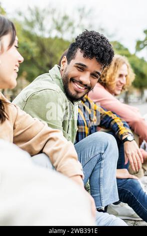 Eine vielfältige Gruppe junger Menschen, die lachen und Spaß haben Stockfoto