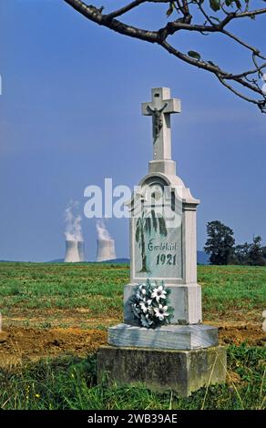 Schrein am Straßenrand, ungarische Inschrift, Kühltürme am Kraftwerk in der Ferne, in der Nähe von Levice, Slowakei Stockfoto