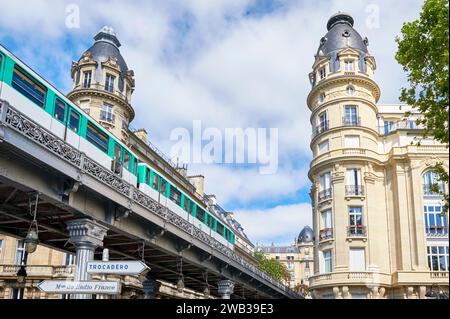 Zug auf der Bir Hakeim Brücke, Paris Stockfoto