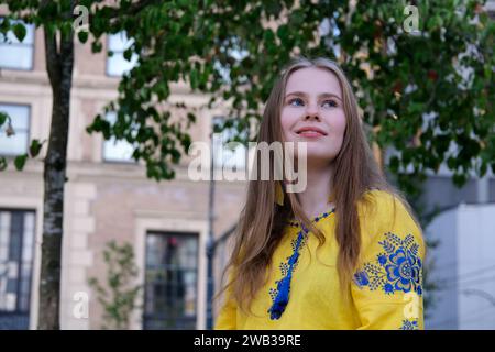 Schönes junges blondes Mädchen in roter Bluse. Street-Fashion-Look. Ziemlich romantisches Frauenporträt. Hochwertige Fotos Stockfoto