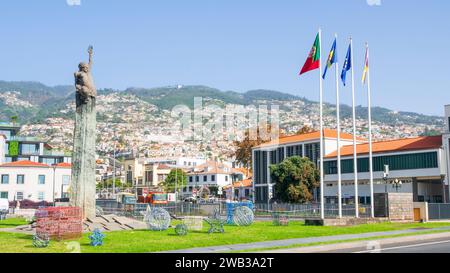 Funchal Madeira Prac da Autonomia Autonomy Square mit Fahnen und historischem Denkmal Bronzestatue einer Frau in Funchal Madeira Portugal EU Europa Stockfoto