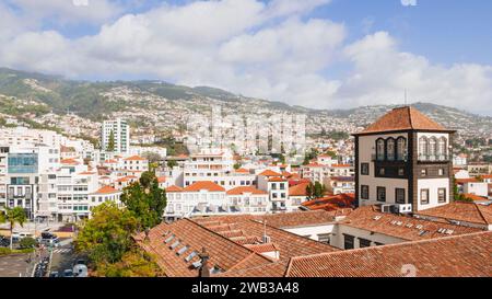 Blick auf Funchal vom Dach der Kirche St. Johannes des Evangelisten des Kollegiums von Funchal Praca do Municipio Funchal Madeira Portugal EU Europa Stockfoto
