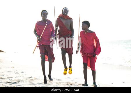 Sansibar, Tansania - 2. Januar 2022: Die Maasai-Krieger in traditioneller Kleidung am Sandstrand der Insel Sansibar. Stockfoto