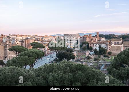 Roma, Kolosseum (Kolosseo), Kaiserforen (Fori Imperiali) und Panoramablick auf die antike Stadt aus der Vogelperspektive. Via dei Fori Imperiali (Imperial Forums Str Stockfoto