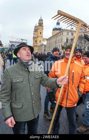 Hubert Aiwanger, stellvertretender Bayerischer Ministerpräsident, bei Großkundgebung des Bauernverbands, München, 8. Januar 2024 Deutschland, München, 8. Januar 2024, Hubert Aiwanger, stellvertretender Bayerischer Ministerpräsident, mit Anhängern, die symbolisch eine Harke mitbringen haben, bei Großkundgebung des Bayerischen Bauernverbands gegen Agrarkürzungen, Demo ab 11 HR auf dem Odeonsplatz, Wut gegen geplante Streichung der Agrardiesel Vergütung, Agrardiesel-Subventionen, die Bundesregierung will die Steuervergünstigungen streichen, Landwirtschaft, Sparpolitik, *** Hubert Aiwa Stockfoto