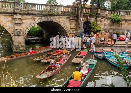 Großbritannien, England, Oxfordshire, Oxford, Magdalen Bridge, Punt- und Ruderbootverleih am River Cherwell Stockfoto