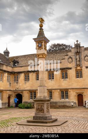 Großbritannien, England, Oxfordshire, Oxford, Corpus Christi College Front Quadrangle und 1581 Pelican Sundial Stockfoto