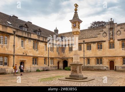 Großbritannien, England, Oxfordshire, Oxford, Corpus Christi College Front Quadrangle und 1581 Pelican Sundial Stockfoto