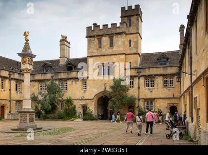 Großbritannien, England, Oxfordshire, Oxford, Corpus Christi College Quadrangle Gate Tower und 1581 Pelican Sundial Stockfoto