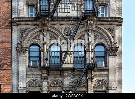 123 East 116th Street in East Harlem hat den größten Teil seiner aufwendigen Terrakotta intakt, obwohl das siebenstöckige Gebäude sein Gesims verloren zu haben scheint. Stockfoto