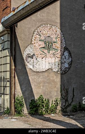 Die 215 East 117th Street ist ein sechsstöckiges Wohnhaus in East Harlem mit einem Mosaik in der Seitenwand und vergoldeten Eingangsdetails. Stockfoto